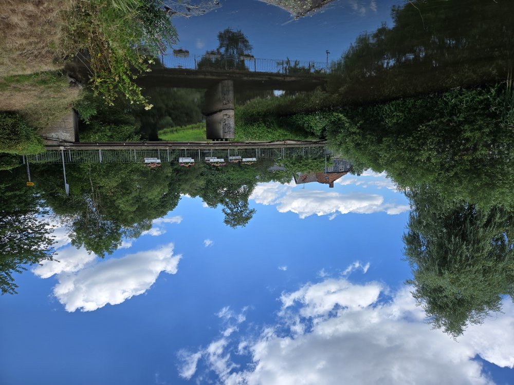 Blick auf die Haßlachbrücke von der Uferseite