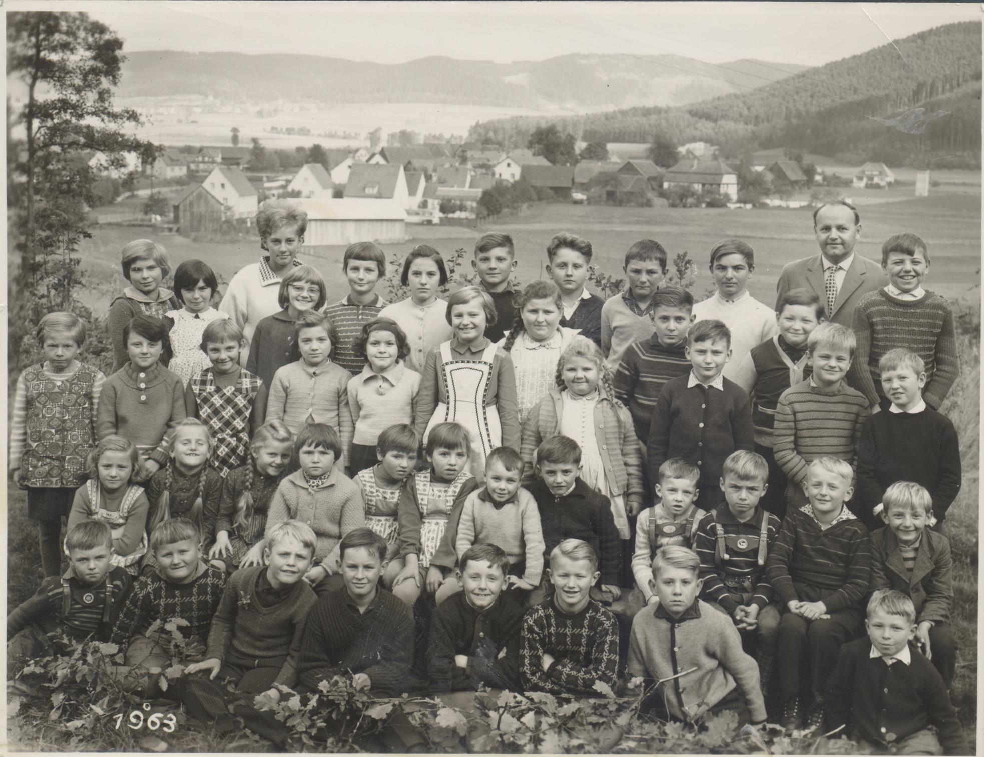 Schulklasse 1963 mit Lehrer Hader