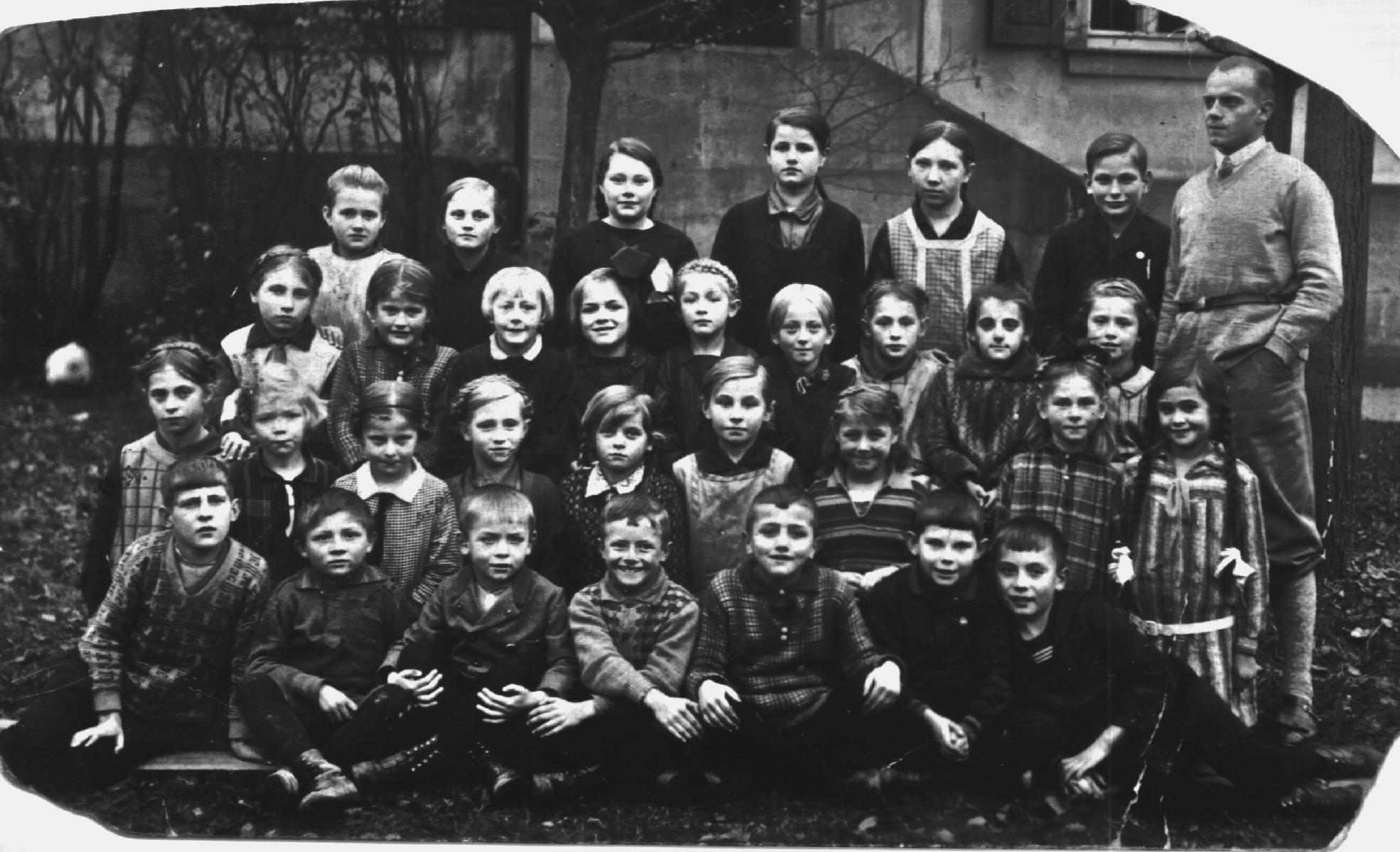 Schulklasse vor der Schule in Knellendorf